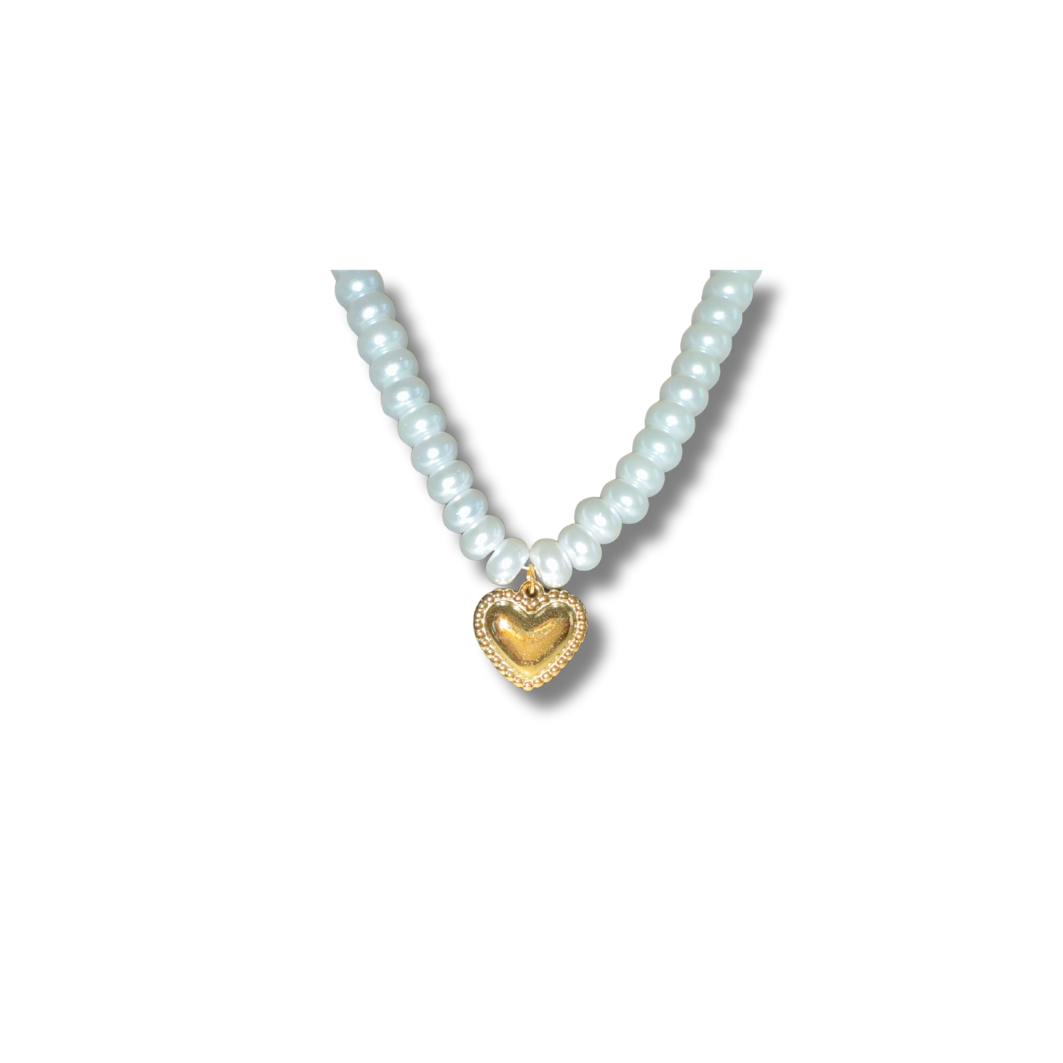 Perlenkette mit goldfarbenem Herzanhänger – eleganter Modeschmuck