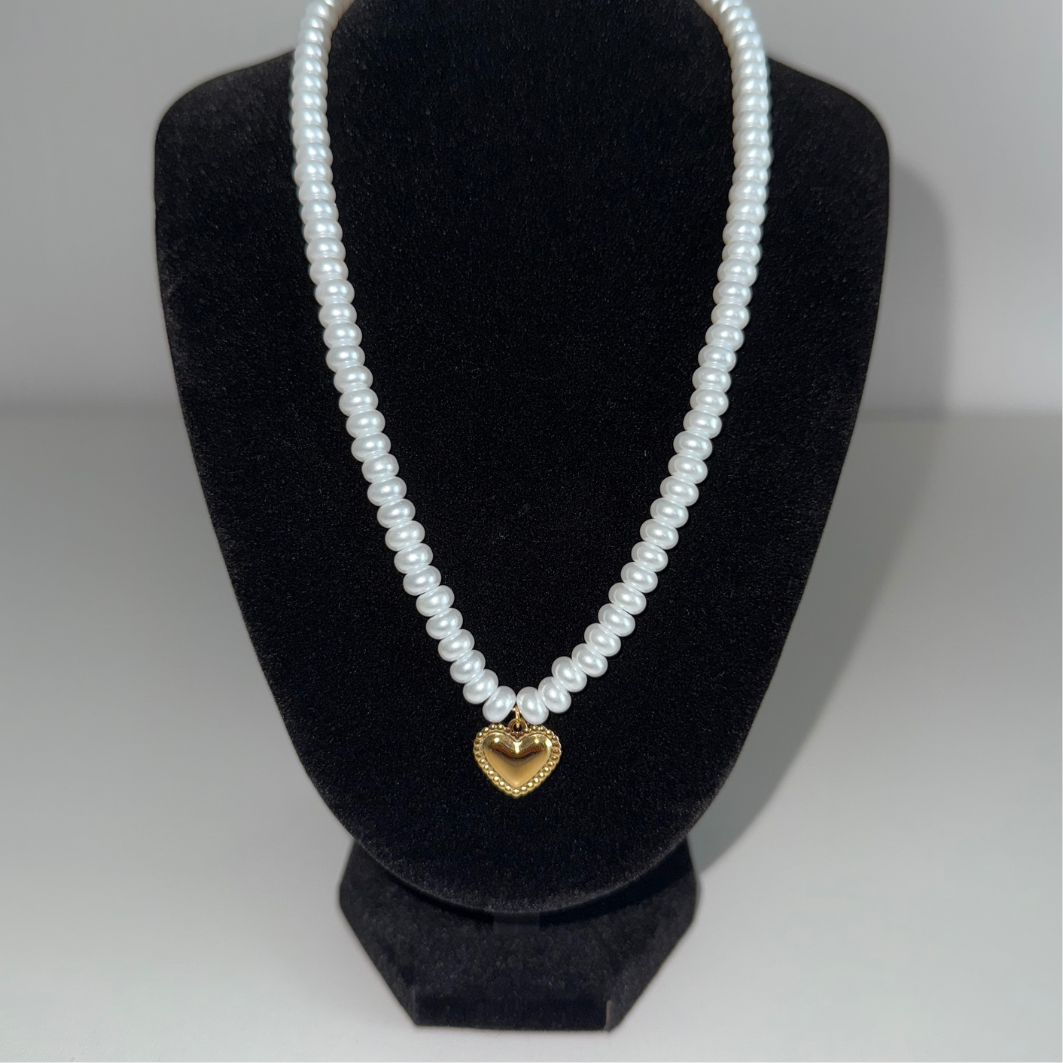 Perlenkette mit goldfarbenem Herzanhänger – eleganter Modeschmuck